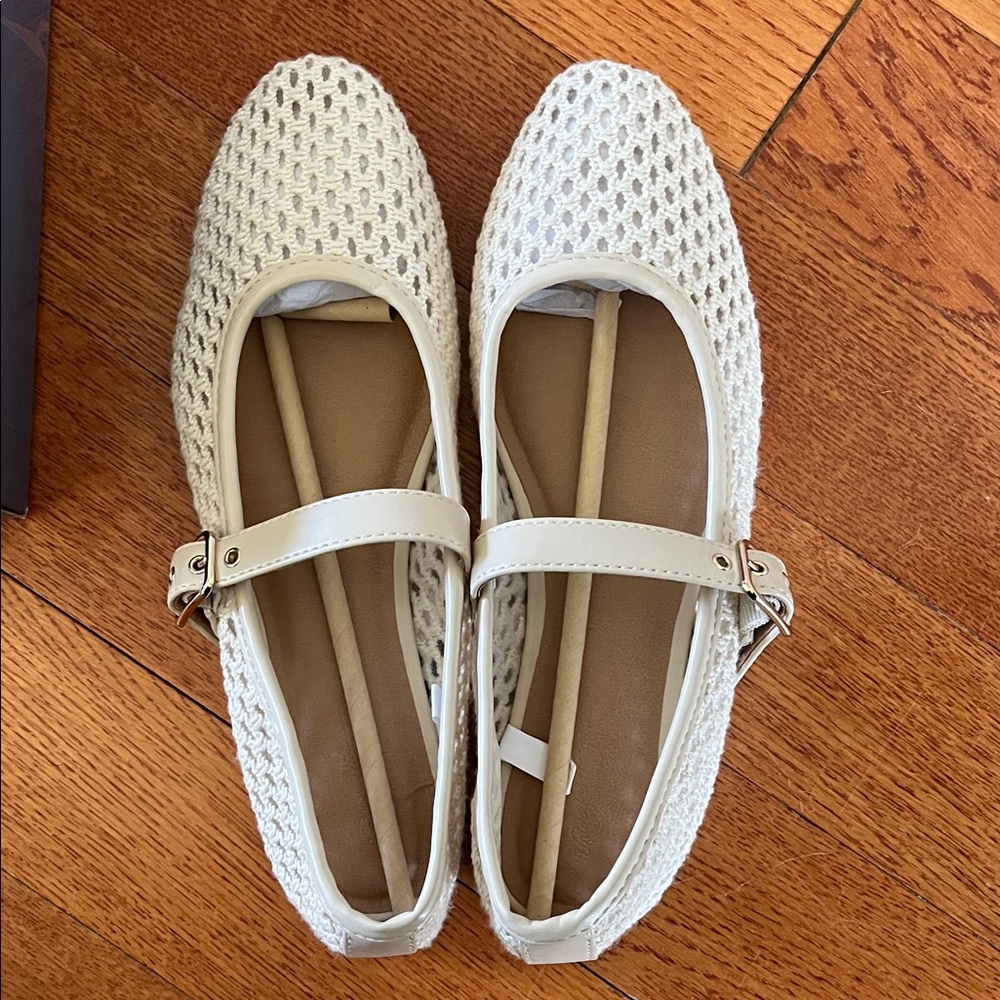 Universal Thread Sylvia Cream Mary Jane Flats size 7
